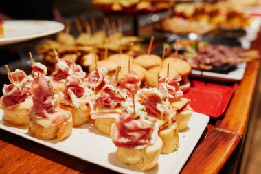 İspanya, San Sebastian 'da bir barda pinthos (pintxos) çeşitliliği