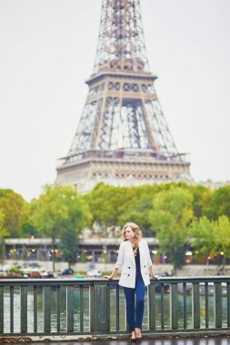 Paris, Fransa 'da uzun sarı kıvırcık saçlı genç bir kadın.