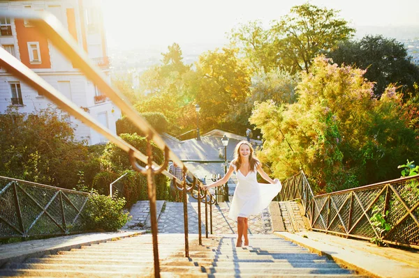 Mladá žena kráčí na kopci Montmartre v Paříži — Stock fotografie