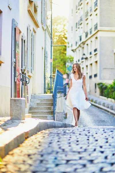 Young woman walking on Montmartre hill in Paris — ストック写真
