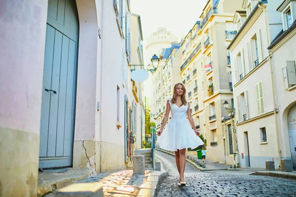 Paris Montmartre tepesinde yürüyen genç bir kadın. — Stok fotoğraf