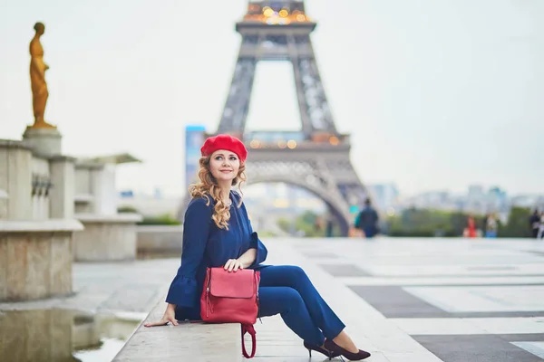 Mujer joven con el pelo largo y rubio rizado en París, Francia —  Fotos de Stock