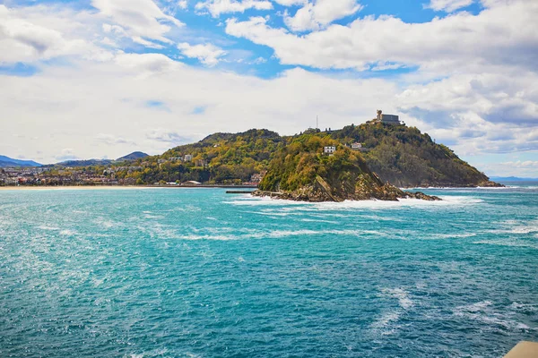 Vacker utsikt mot Isla de Santa Clara från San Sebastian, Spanien — Stockfoto