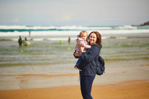 Madre e hija disfrutando del océano Atlántico en la playa — Foto de Stock