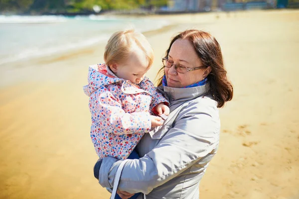 Abuela y nieta disfrutando del océano Atlántico en la playa — Foto de Stock