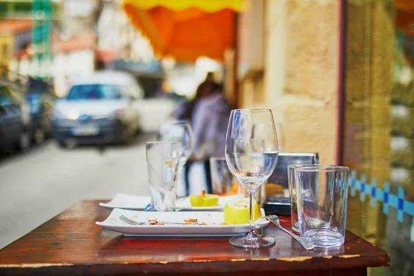 Empty wine glasses on street bar table in San Sebastian, Spain — ストック写真