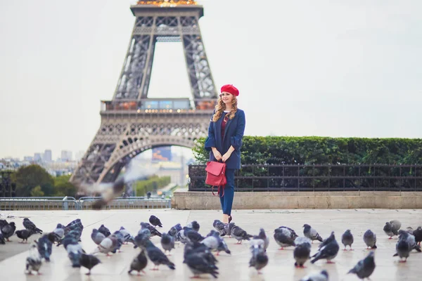 У Парижі (Франція) молода жінка з довгим світлим кучерявим волоссям. — стокове фото