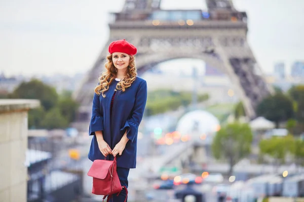 Mladá žena s dlouhými blond kudrnatými vlasy v Paříži, Francie — Stock fotografie