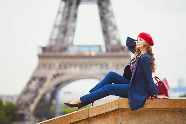 Mujer joven con el pelo largo y rubio rizado en París, Francia —  Fotos de Stock