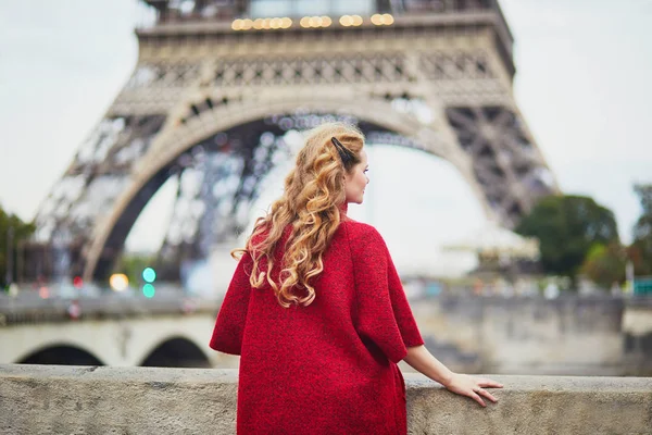 Ung kvinna med långt blont lockigt hår i Paris, Frankrike — Stockfoto