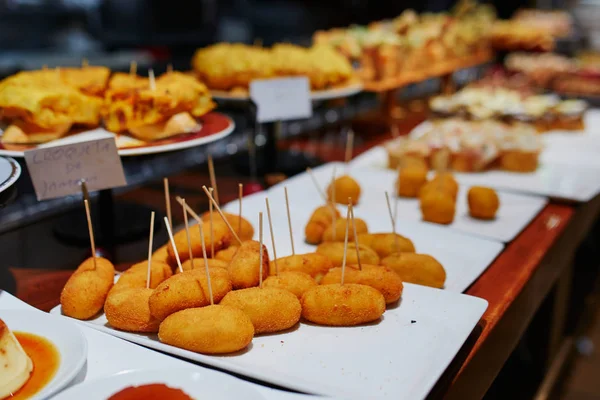 Různé pinchos (pintxos) v baru San Sebastian, Španělsko — Stock fotografie