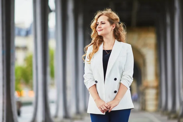 Jonge vrouw met lang blond krullend haar in Parijs, Frankrijk — Stockfoto