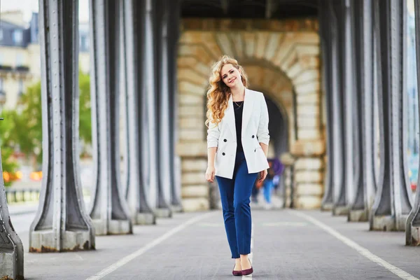 Jonge vrouw met lang blond krullend haar in Parijs, Frankrijk — Stockfoto