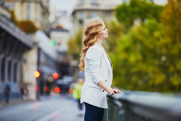 Giovane donna con lunghi capelli biondi ricci a Parigi, Francia — Foto Stock