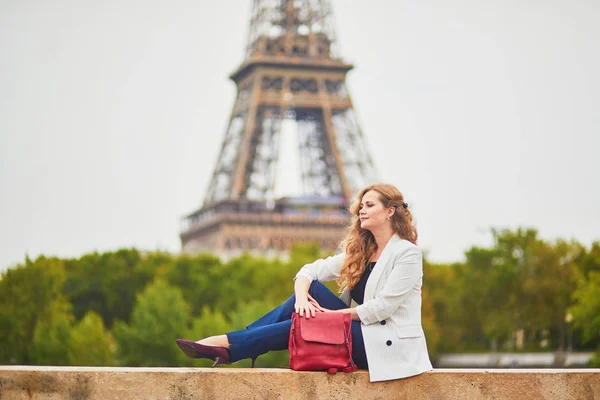 Junge Frau mit langen blonden lockigen Haaren in Paris, Frankreich — Stockfoto