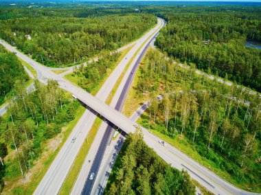 Finlandiya, Kuzey Avrupa 'da ormanla çevrili karayolu kavşağının havadan görünüşü