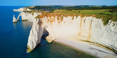 Beyaz tebeşir kayalıklarının manzarası ve Etretat, Normandiya, Fransa 'nın doğal kemerleri.