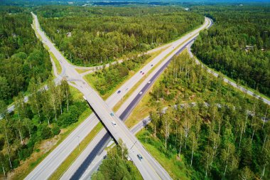 Finlandiya, Kuzey Avrupa 'da ormanla çevrili karayolu kavşağının havadan görünüşü