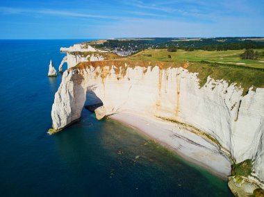 Beyaz tebeşir kayalıklarının manzarası ve Etretat, Normandiya, Fransa 'nın doğal kemerleri.