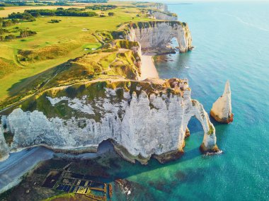 Beyaz tebeşir kayalıklarının manzarası ve Etretat, Normandiya, Fransa 'nın doğal kemerleri.