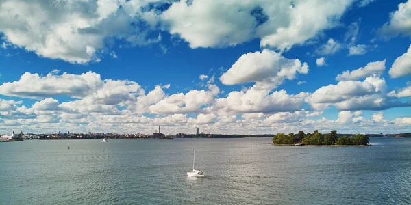 Vista aérea del pequeño yate en el golfo finlandés cerca de Helsinki, Finlandia —  Fotos de Stock