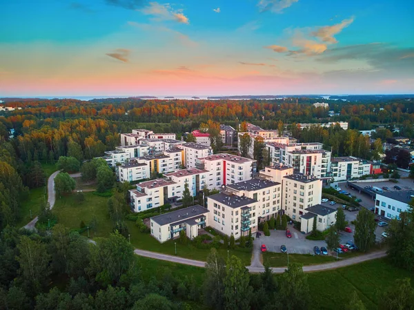 Flygsolnedgång utsikt över Esbo, bostadsområde förort Helsingfors, Finland — Stockfoto