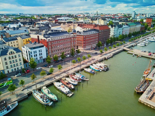 Flygfoto över stadsgator och banvallar i Helsingfors, Finland — Stockfoto