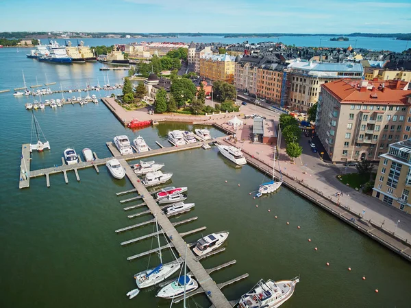 芬兰赫尔辛基城市街道和堤岸的空中景观 — 图库照片