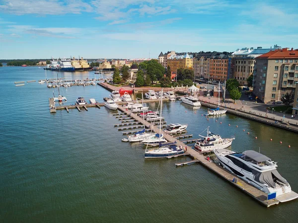 Vista aérea de las calles de la ciudad y terraplén en Helsinki, Finlandia — Foto de Stock