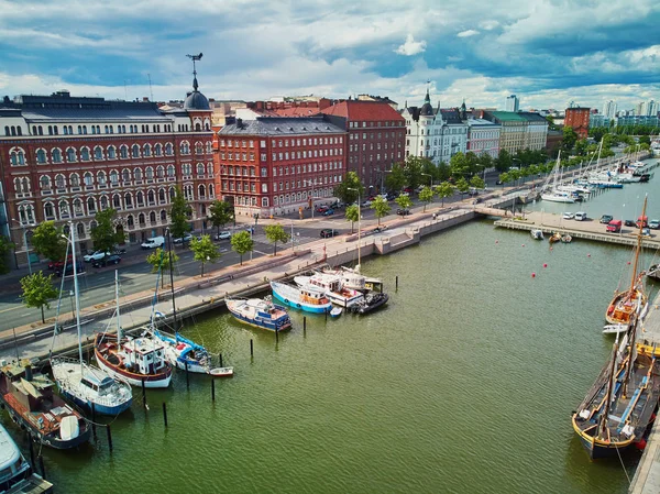 芬兰赫尔辛基城市街道和堤岸的空中景观 — 图库照片