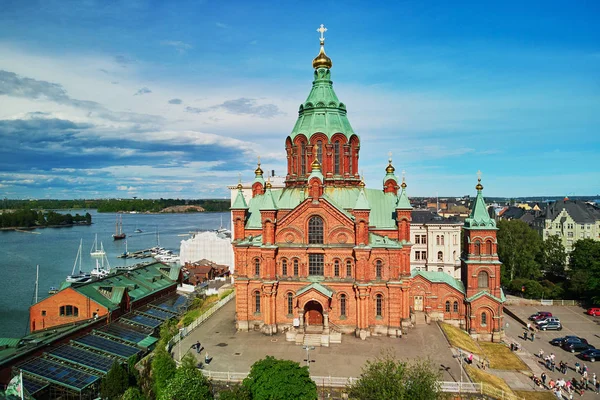 Letecký pohled na Uspenskou katedrálu v Helsinkách, Finsko — Stock fotografie