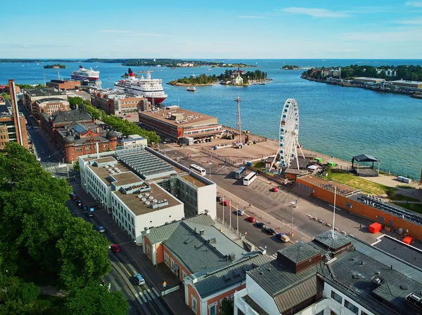 Vista aérea de la noria y la catedral de Helsinki en la capital de Finlandia — Foto de Stock