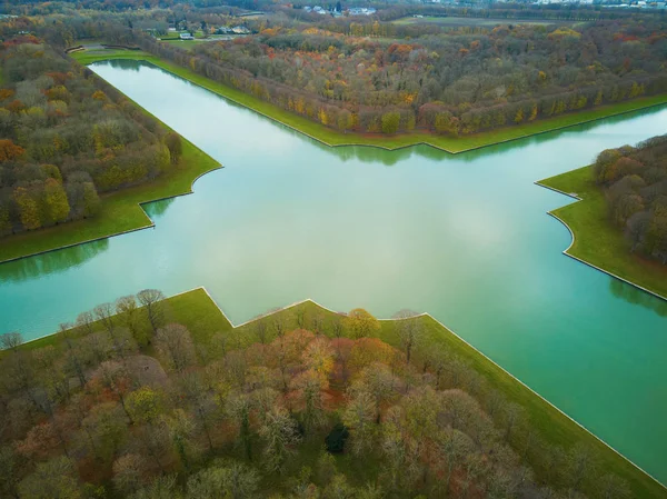 Luftaufnahme des Grand Canal in den Gärten von Versailles in der Nähe von Paris, Frankreich — Stockfoto