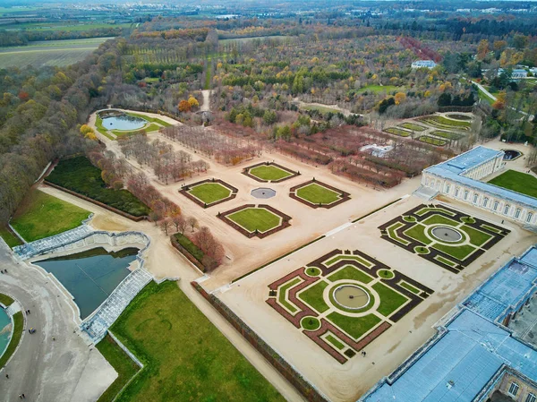 Widok z lotu ptaka na pałac Grand Trianon w Ogrodach Wersalskich, Paryż, Francja — Zdjęcie stockowe