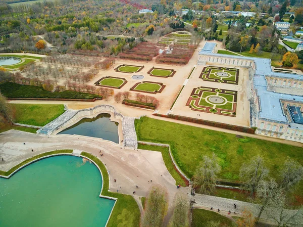 Vue aérienne du palais du Grand Trianon dans les Jardins de Versailles près de Paris, France — Photo