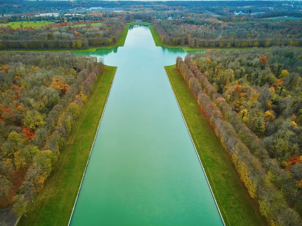 Letecký pohled na Grand Canal v zahradách Versailles u Paříže, Francie — Stock fotografie