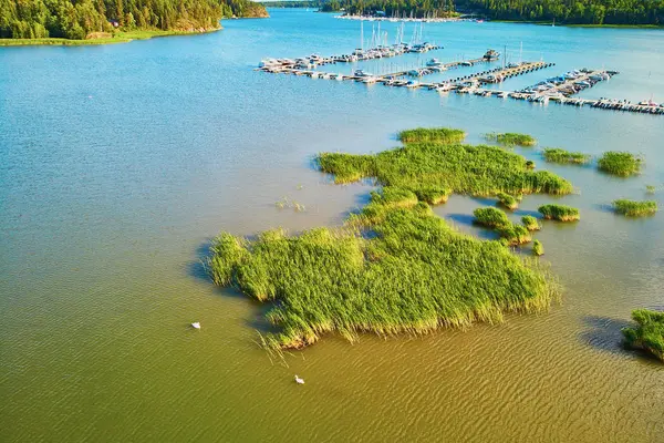 Uitzicht vanuit de lucht op het prachtige meer met groen gras op het platteland van Finland — Stockfoto