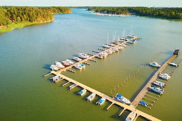 Vista aérea de barcos coloridos perto de berço de madeira no campo da Finlândia — Fotografia de Stock