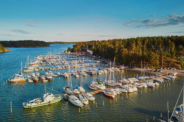 Vista aérea de barcos de colores cerca de amarradero de madera en el campo de Finlandia —  Fotos de Stock