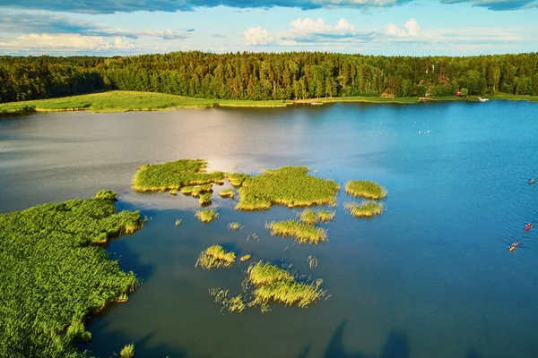 Vista aérea do belo lago com grama verde no campo da Finlândia — Fotografia de Stock