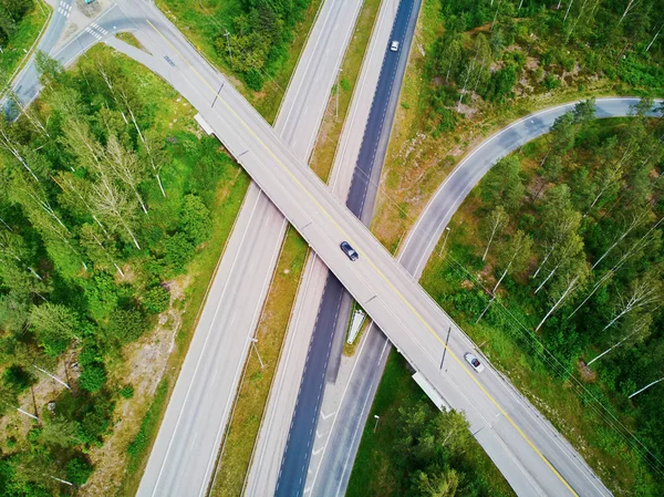 Vedere aeriană a schimbului rutier înconjurat de păduri în Finlanda, Europa de Nord — Fotografie, imagine de stoc