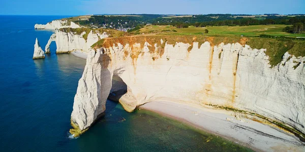 Picturesque panoramic landscape of white chalk cliffs and natural arches of Etretat, Normandy, France — Stock Photo, Image