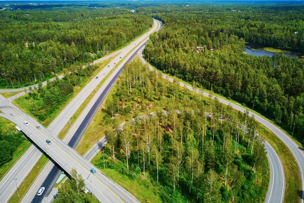 Vista aérea del intercambio vial rodeado de bosque en Finlandia, norte de Europa — Foto de Stock