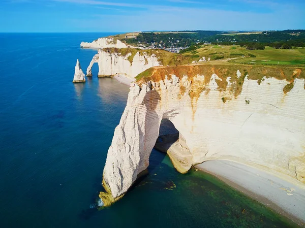 Schilderachtig panoramisch landschap van witte krijtrotsen en natuurlijke bogen van Etretat, Normandië, Frankrijk — Stockfoto