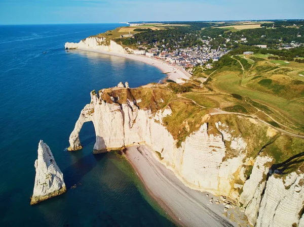 Pintoresco paisaje panorámico de acantilados de tiza blanca y arcos naturales de Etretat, Normandía, Francia — Foto de Stock