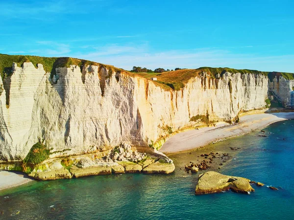 Picturesque panoramic landscape of white chalk cliffs and natural arches of Etretat, Normandy, France — 스톡 사진