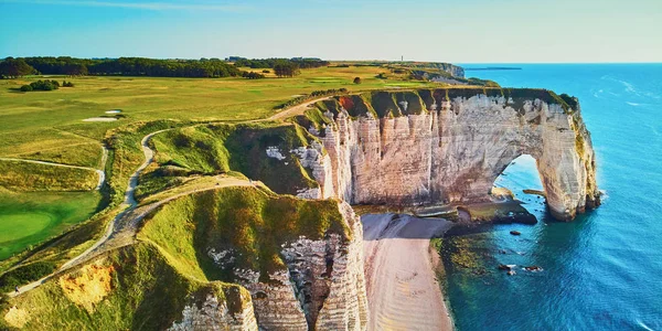 Picturesque panoramic landscape of white chalk cliffs and natural arches of Etretat, Normandy, France — 스톡 사진