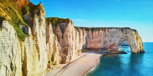 Pintoresco paisaje panorámico de acantilados de tiza blanca y arcos naturales de Etretat, Normandía, Francia —  Fotos de Stock