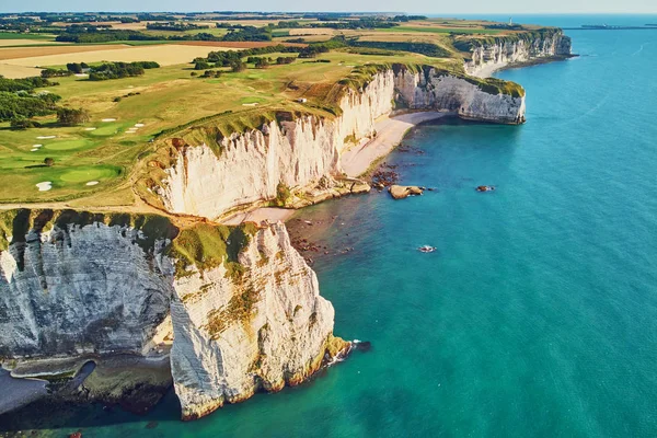 Schilderachtig panoramisch landschap van witte krijtrotsen en natuurlijke bogen van Etretat, Normandië, Frankrijk — Stockfoto