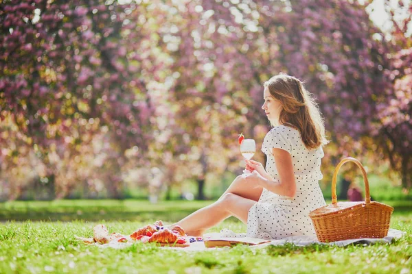 Krásná mladá žena s piknikem — Stock fotografie